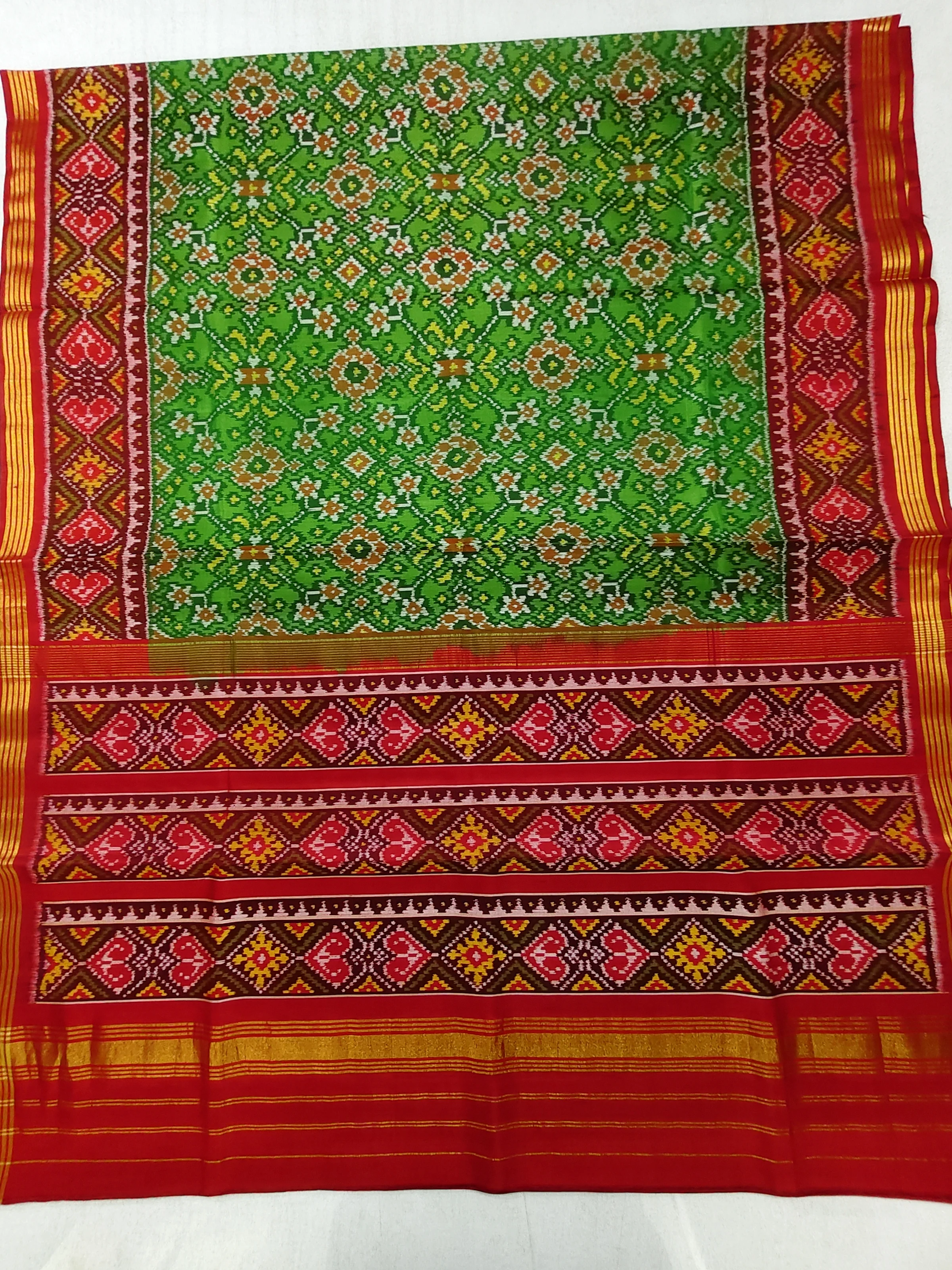 Red Selari Border Green Navratan Motifs Single Ikat Patola Saree with Blouse Piece (8 Ply Silk)