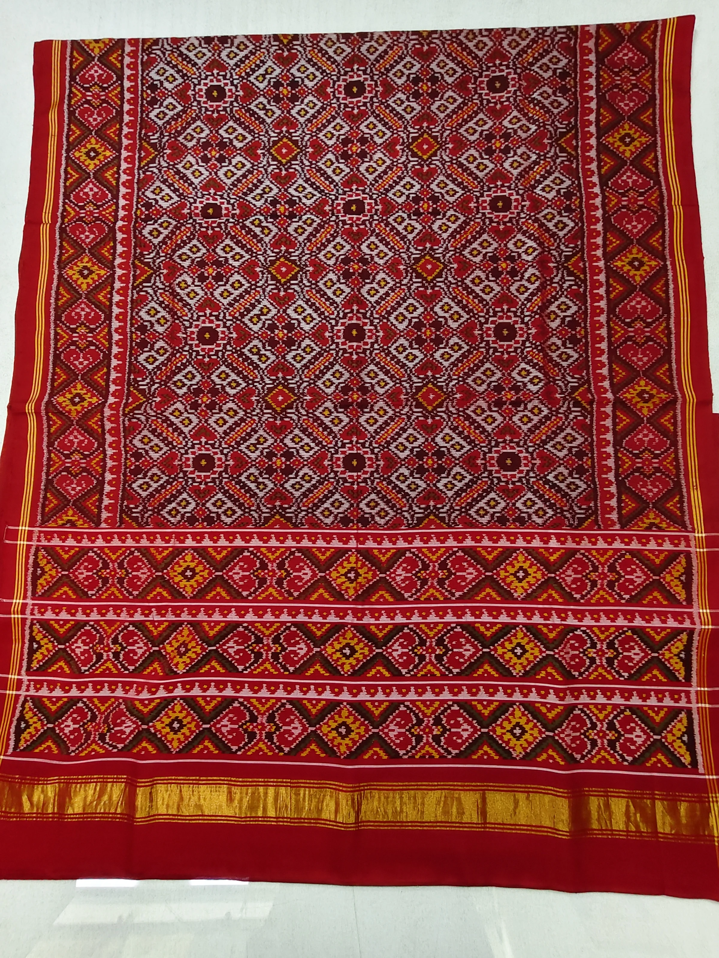 Red Selari Border White Manekchowk Single Ikat Patola Saree with Blouse Piece (8 Ply Silk)