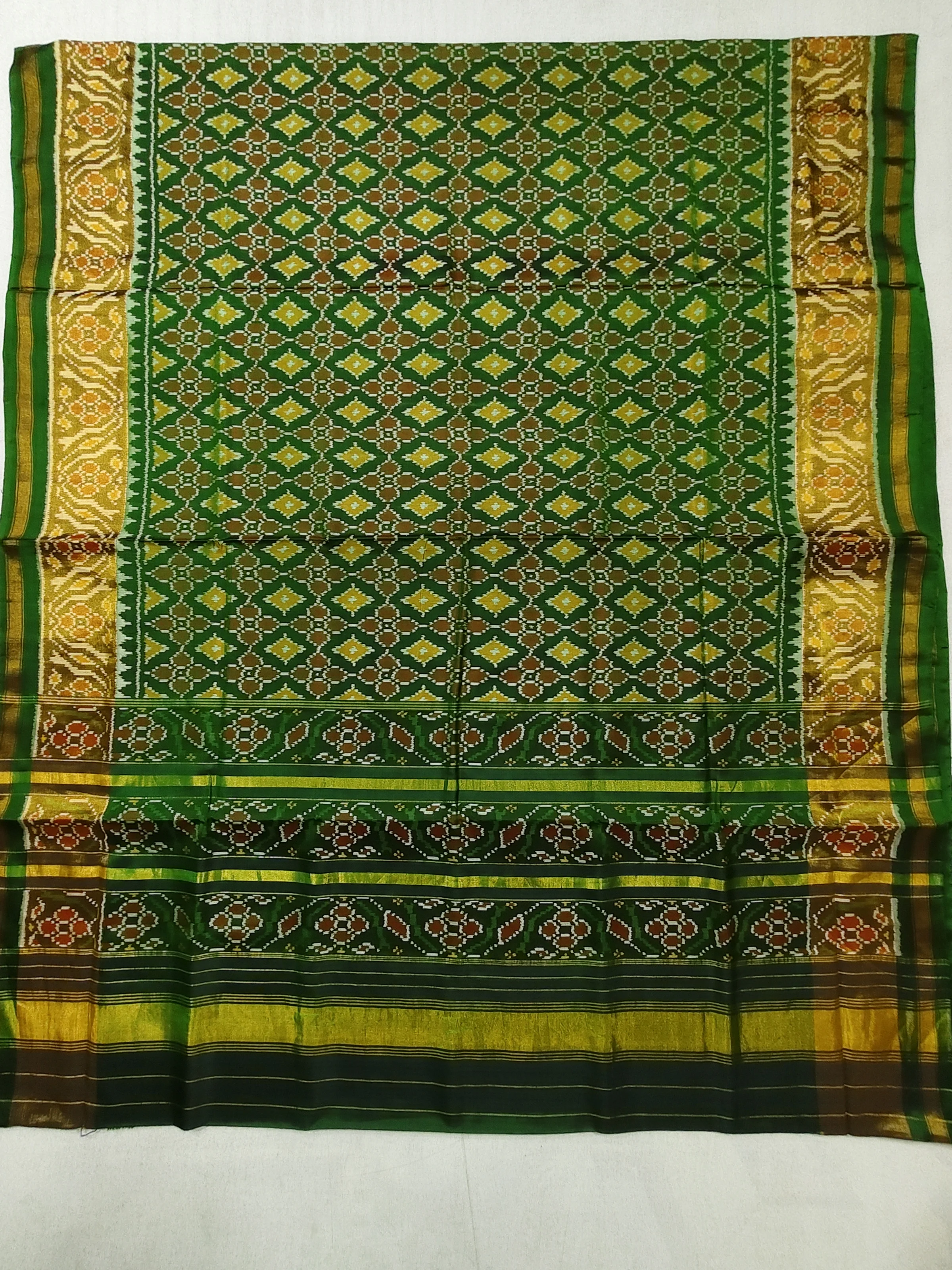 Green Triful Border Butta Fusion Motifs Single Ikat Patola Saree with Blouse Piece (6 Ply Silk)