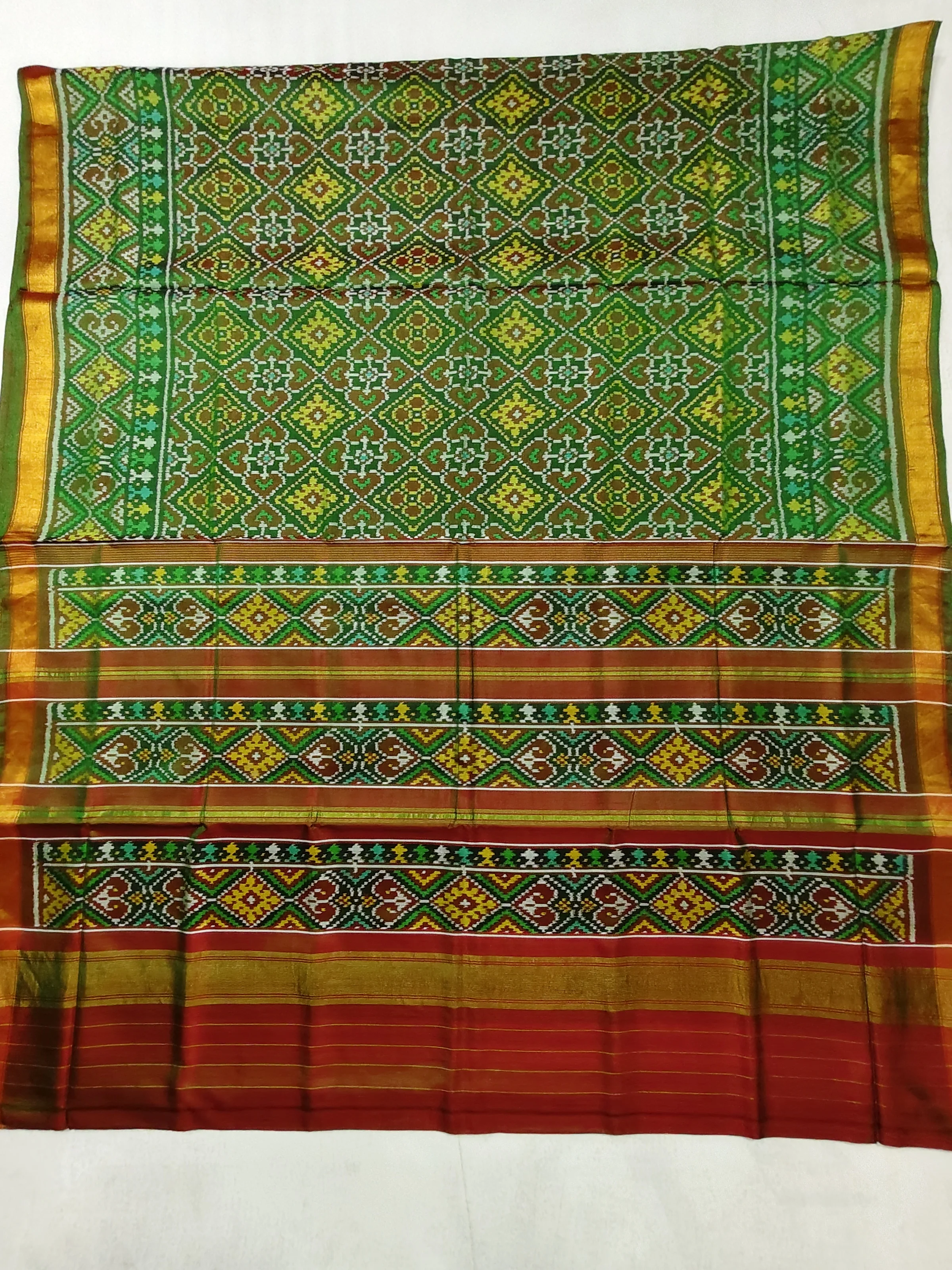 Napthol Green Selari Border Chandabhat Motifs Single Ikat Patola Saree with Blouse Piece (6 Ply Silk)