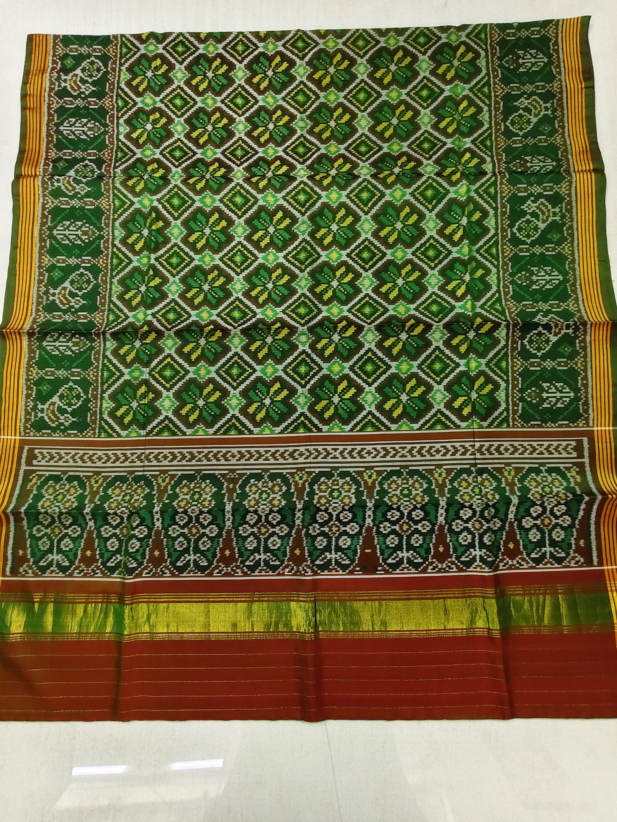 Green Mor Jad Border Floral Motifs Single Ikat Patola Saree with Blouse Piece (8 Ply Silk)
