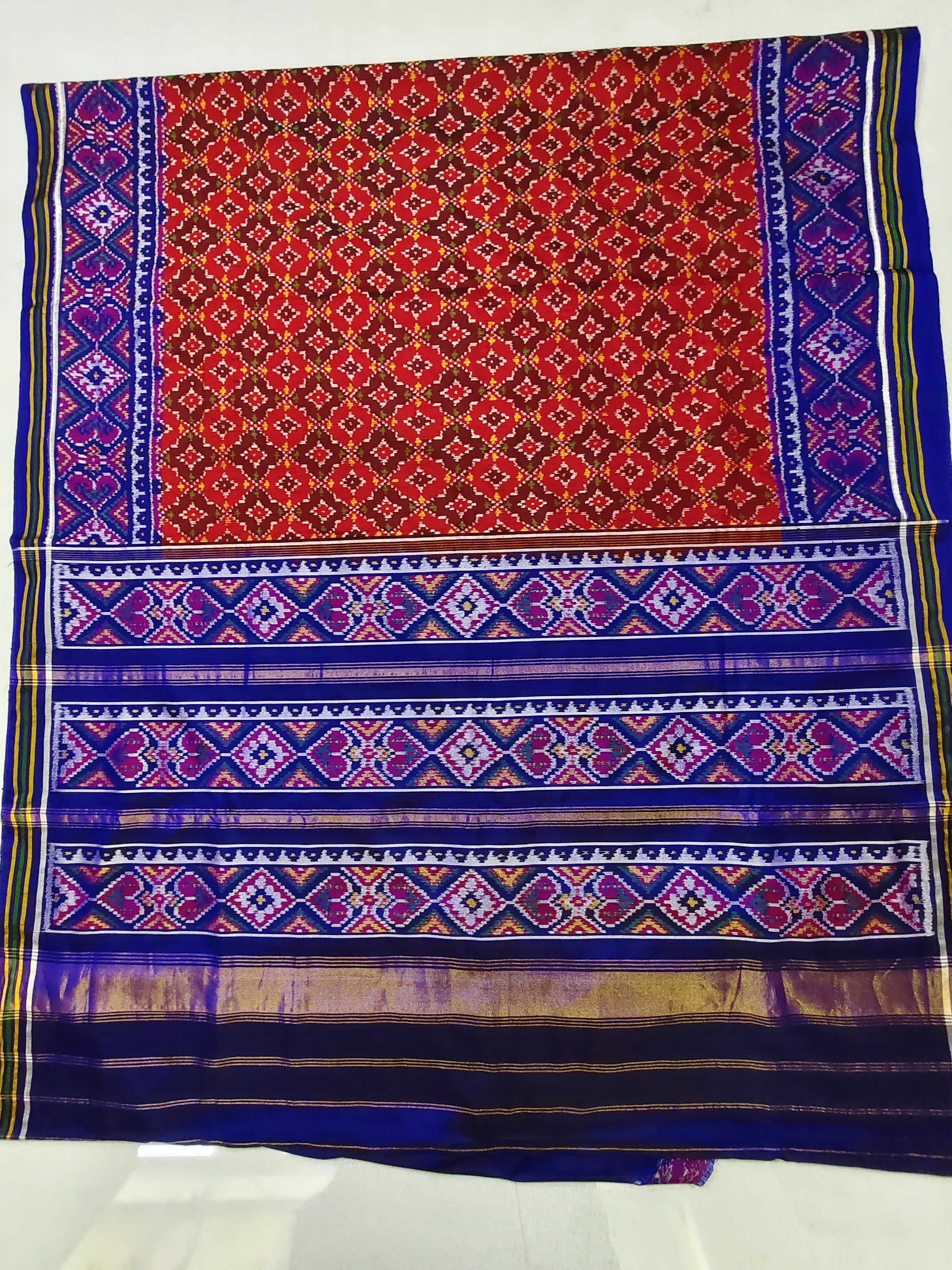 Blue Selari Border Red Buttonful Bhat Motifs Single Ikat Patola Saree with Blouse Piece (8 Ply Silk)