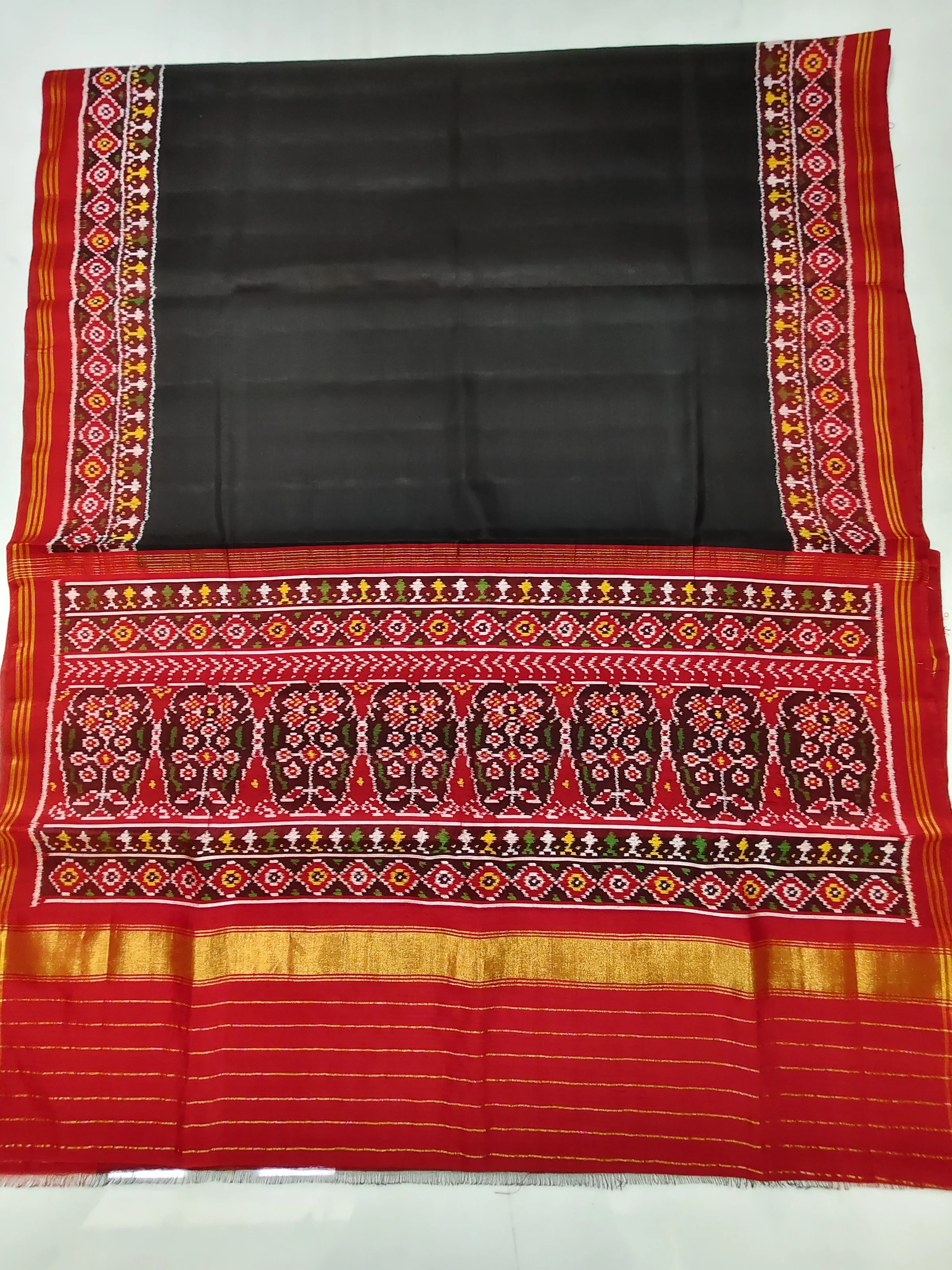 Red Black Selari Border Black Galo Single Ikat Patola Saree with Designer Blouse Piece (8 Ply Silk)