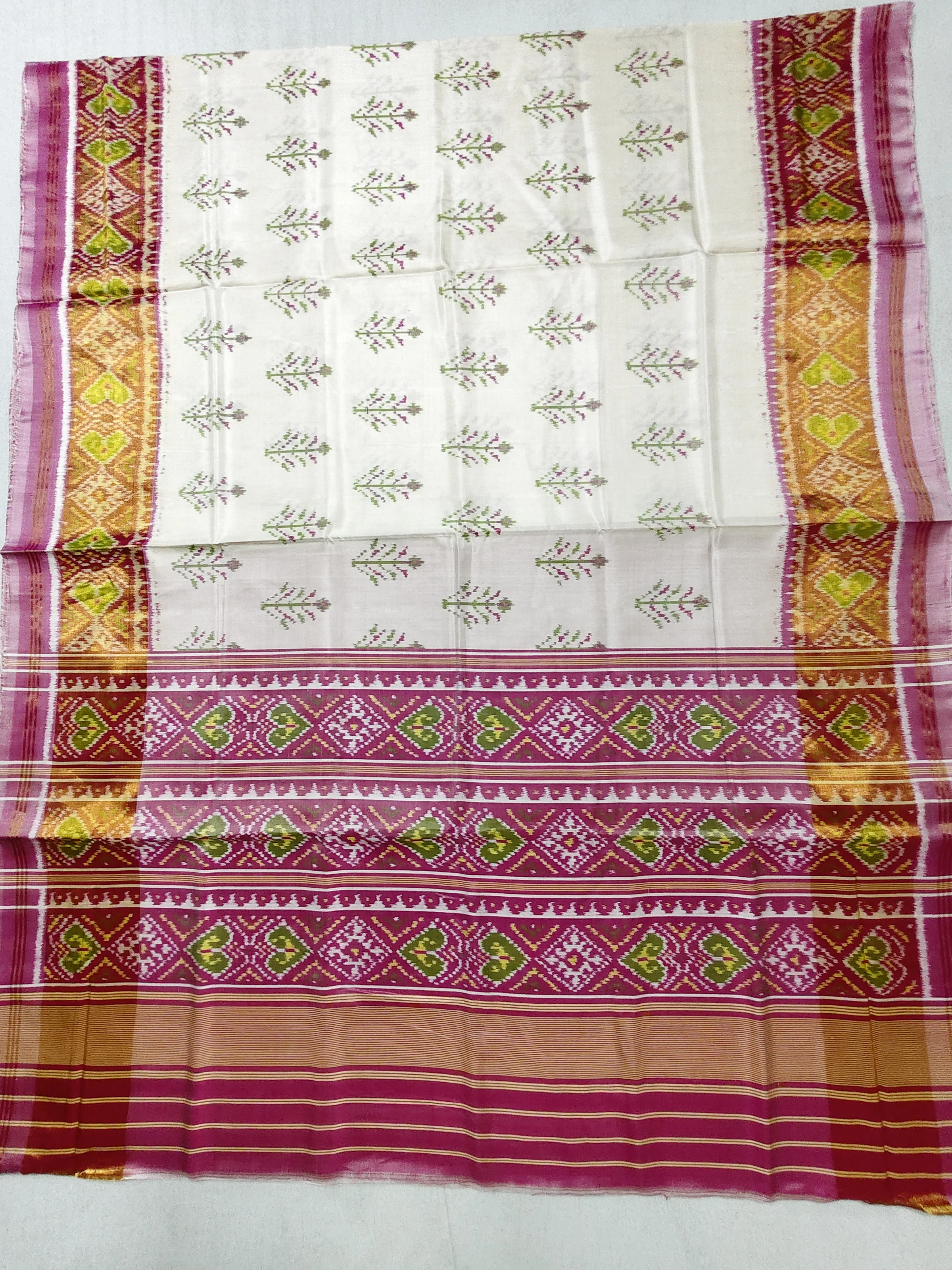 Gajari Selari Border White Jad Chutta Single Ikat Patola Saree with Blouse Piece (6 Ply Silk)