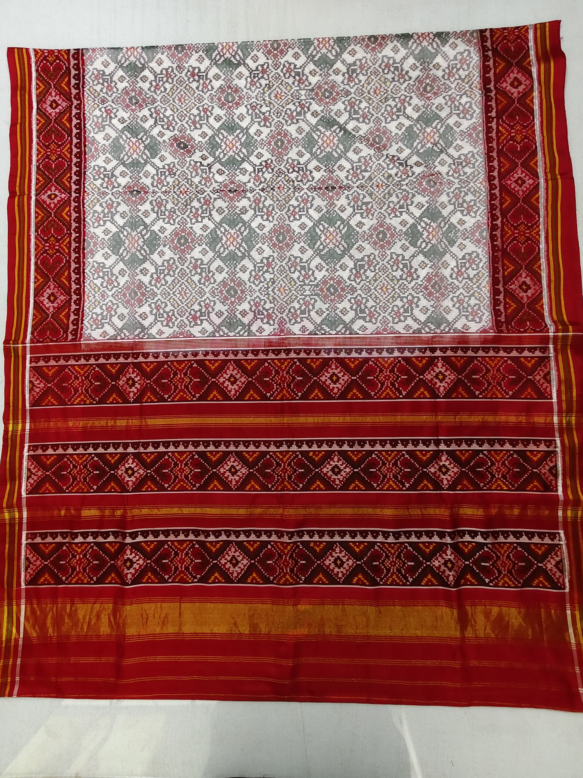 Red Selari Border White Navratan Motifs Single Ikat Patola Saree with Blouse Piece (8 Ply Silk)