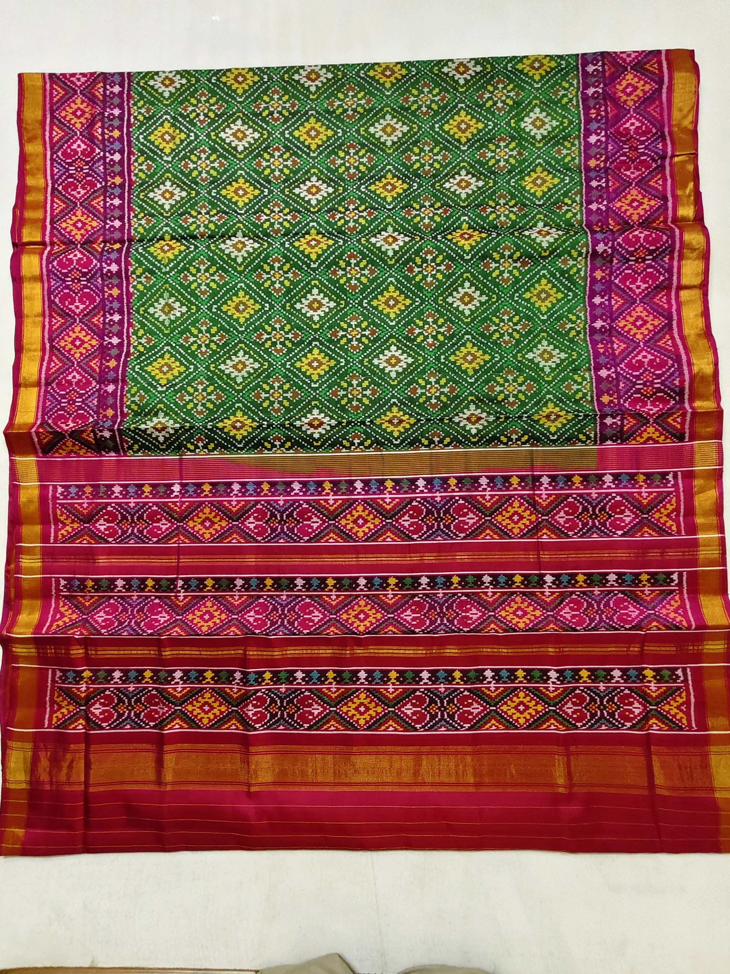 Pink Selari Border Green Chandabhat Motifs Single Ikat Patola Saree with Blouse Piece (6 Ply Silk)