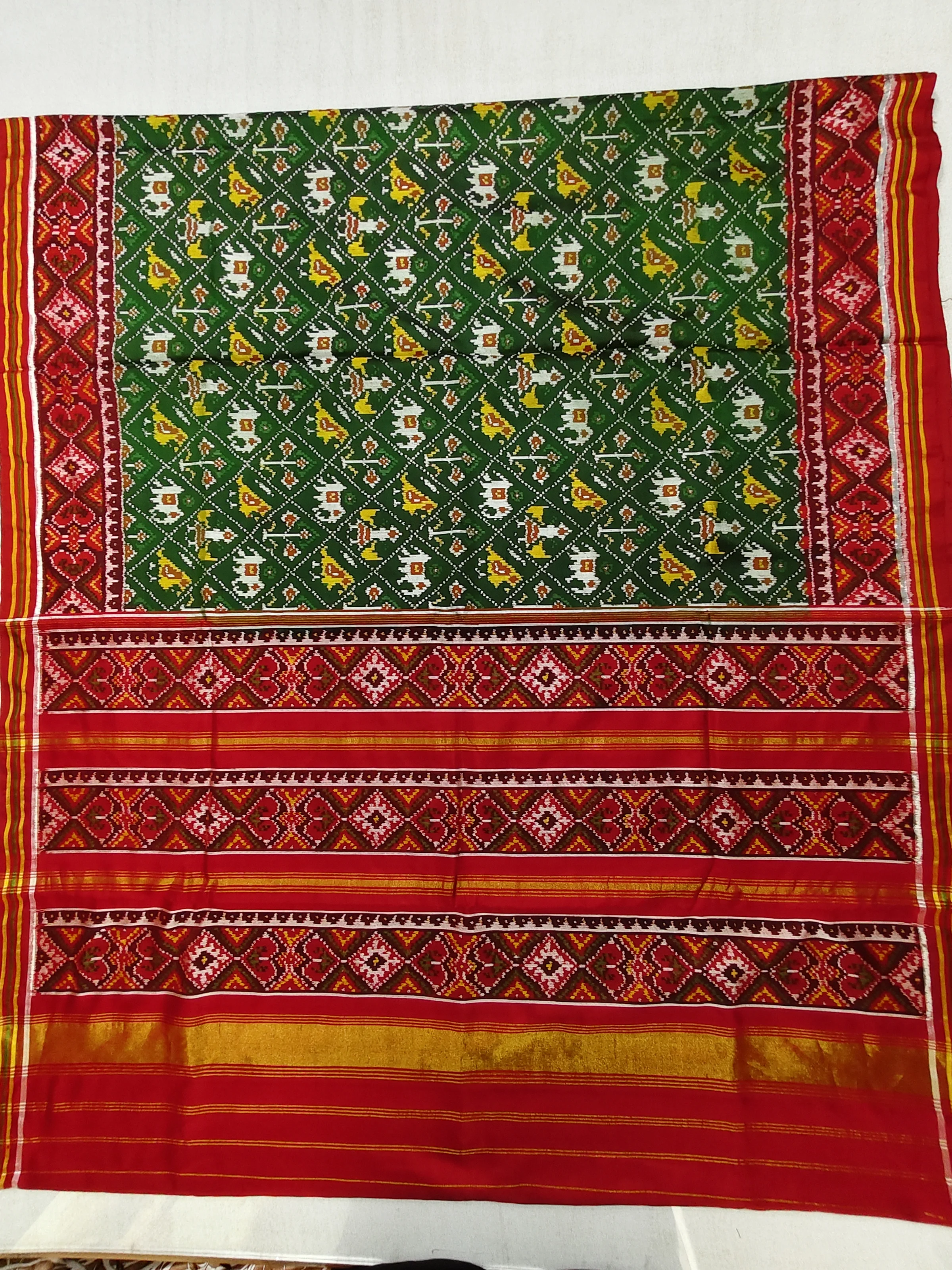 Red Selari Border Green Nanu Narikunj Motifs Single Ikat Patola Saree with Blouse Piece (8 Ply Silk)