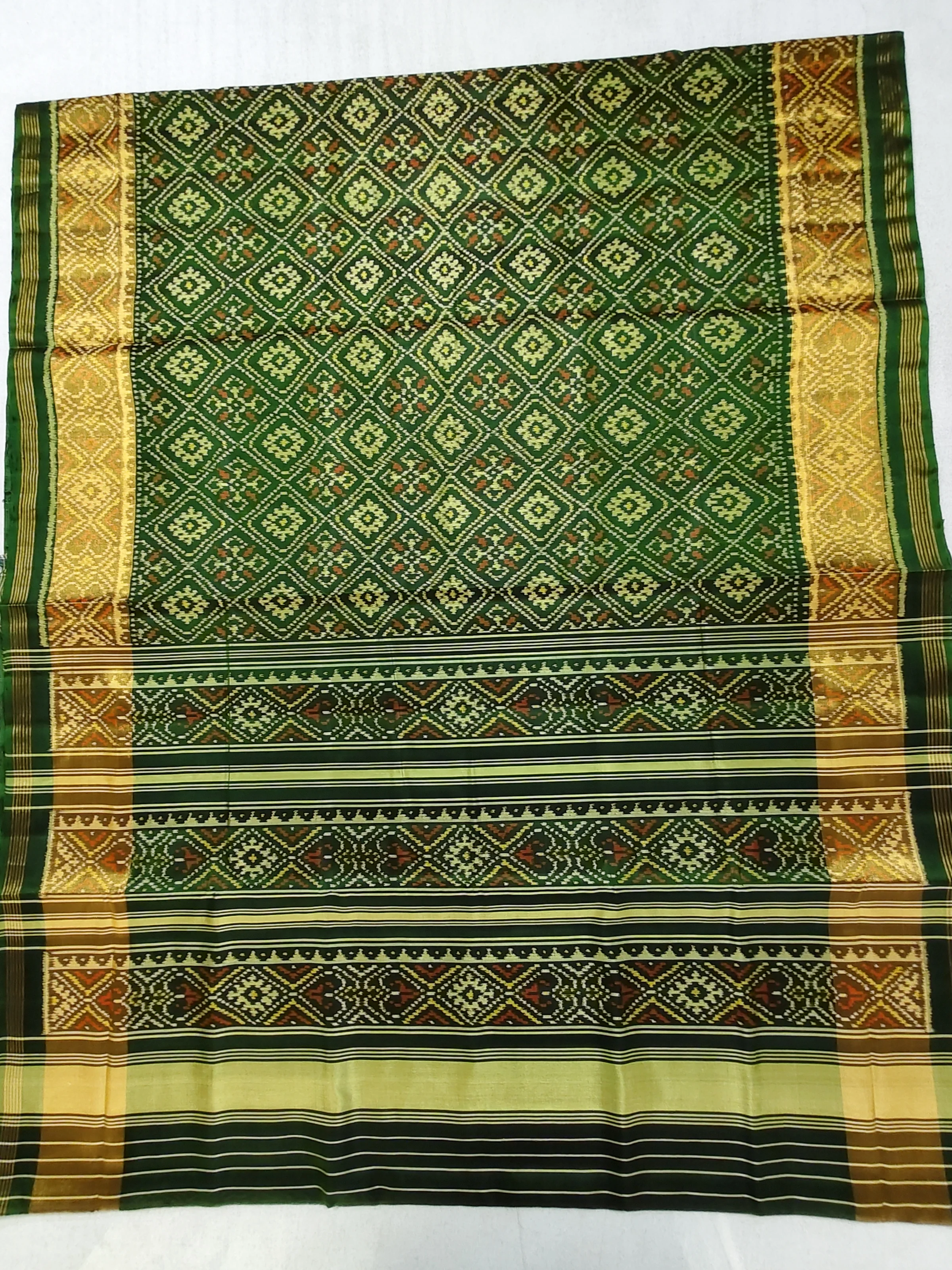 Bottle Green Selari Border Chandabhat Motifs Single Ikat Patola Saree with Blouse Piece (6 Ply Silk)